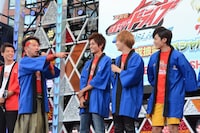 ニンニンジャーのキャストたちにビシバシ突っ込む藤本。