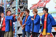 ニンニンジャーのキャストにツッコミを入れるFUJIWARA藤本（左から2人目）。