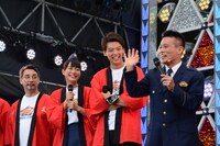 柳沢のギャグに、彼のファンだという内田（写真左から2人目）も大喜び。