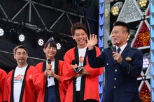 柳沢慎吾（右端）ら出演者たち。