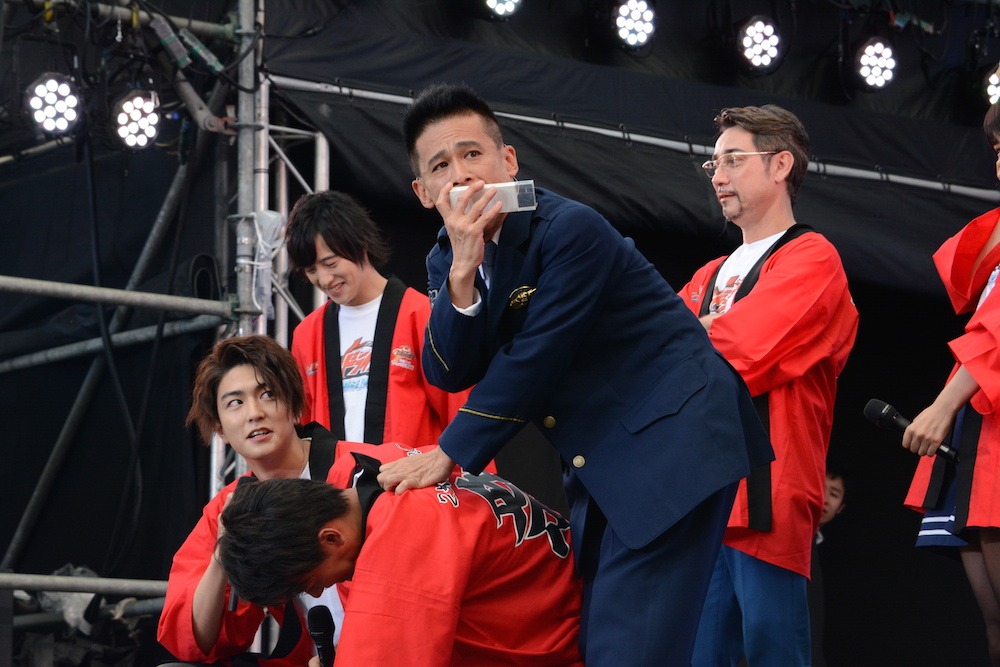 「劇場版 仮面ライダードライブ サプライズ・フューチャー」の主演・竹内涼真をノリノリで“逮捕”した柳沢慎吾（中央）。