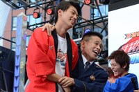 竹内涼真を連行する柳沢慎吾。