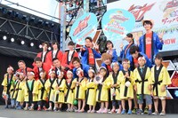 夏らしくハッピに身を包んだ、キャストと子供たち。