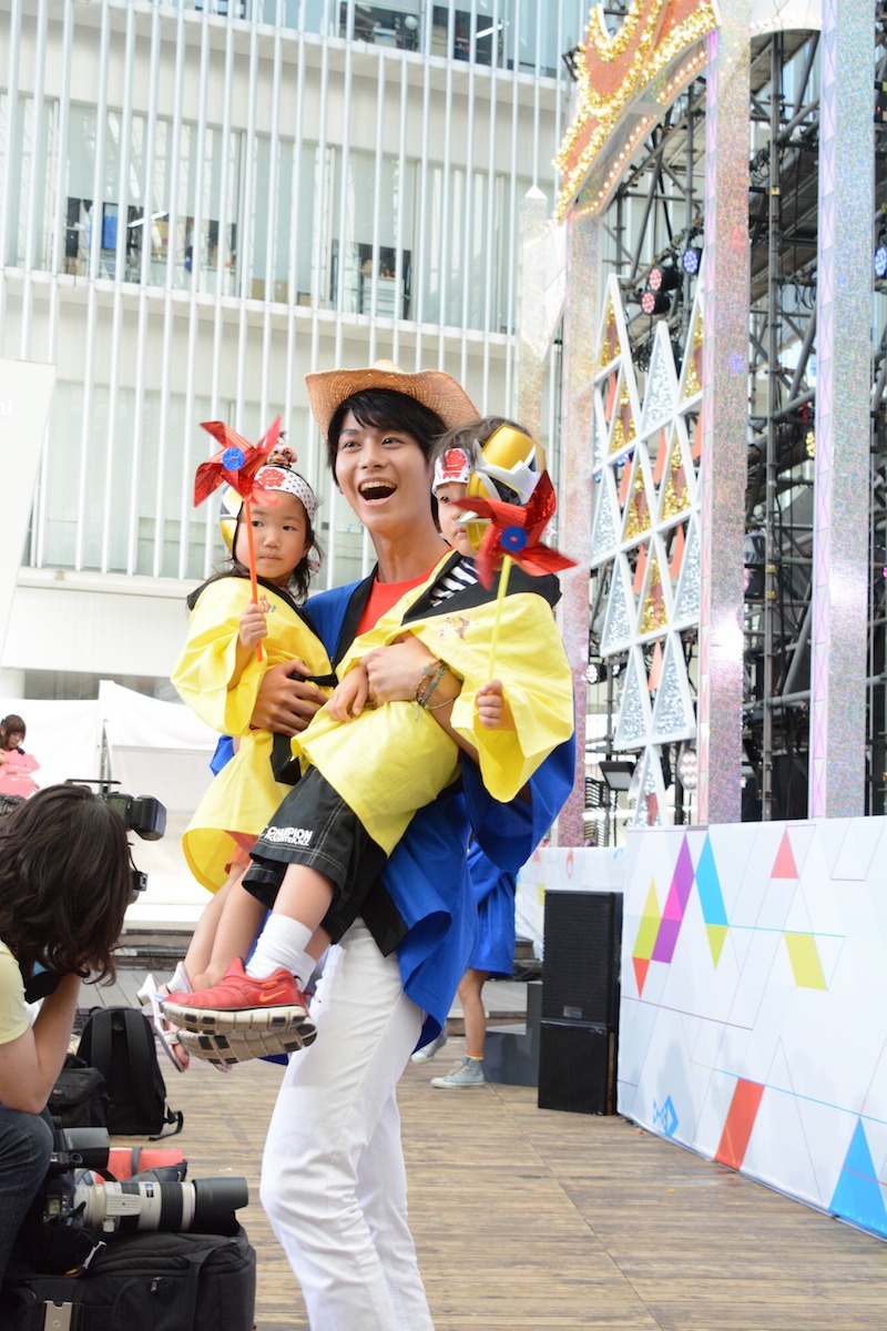 軽々と2人の子供を抱っこして退場していった、多和田秀弥。