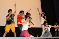 決めポーズをとるニンニンジャーのキャストたち。