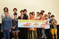 丸の内TOEIにて開かれた、完成披露上映会の舞台挨拶。