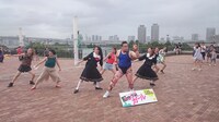 東京・お台場の公園でフラッシュモブを行うGONZOとタンバリン集団。
