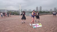 東京・お台場の公園でフラッシュモブを行うGONZOとタンバリン集団。