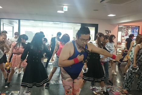 とある専門学校でフラッシュモブを行うGONZOとタンバリン集団。