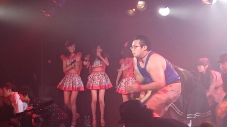 夢みるアドレセンスのライブ中にフラッシュモブを行うGONZOとタンバリン集団。