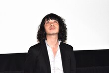 「劇団めばち娘」の座長、千葉役の峯田和伸。