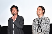 左から柄本佑、菅田将暉。