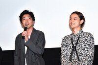 左から柄本佑、菅田将暉。