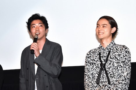 左から柄本佑、菅田将暉。