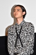 志乃のバイト先の同僚、川谷役の菅田将暉。