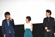 左から松坂桃李、多部未華子、綾野剛。