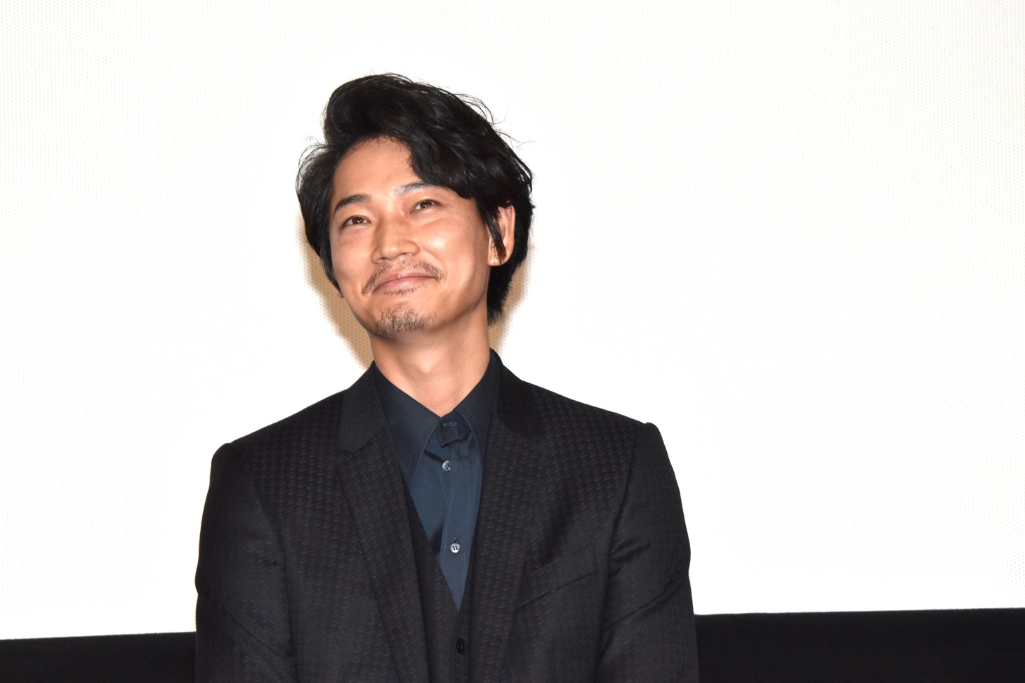 志乃の隣人でもあるバイト先の店長、京志郎役の綾野剛。