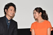 左から綾野剛、木村文乃。