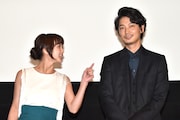 壇上でも息がぴったりの多部未華子と綾野剛。
