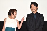 壇上でも息がぴったりの多部未華子と綾野剛。
