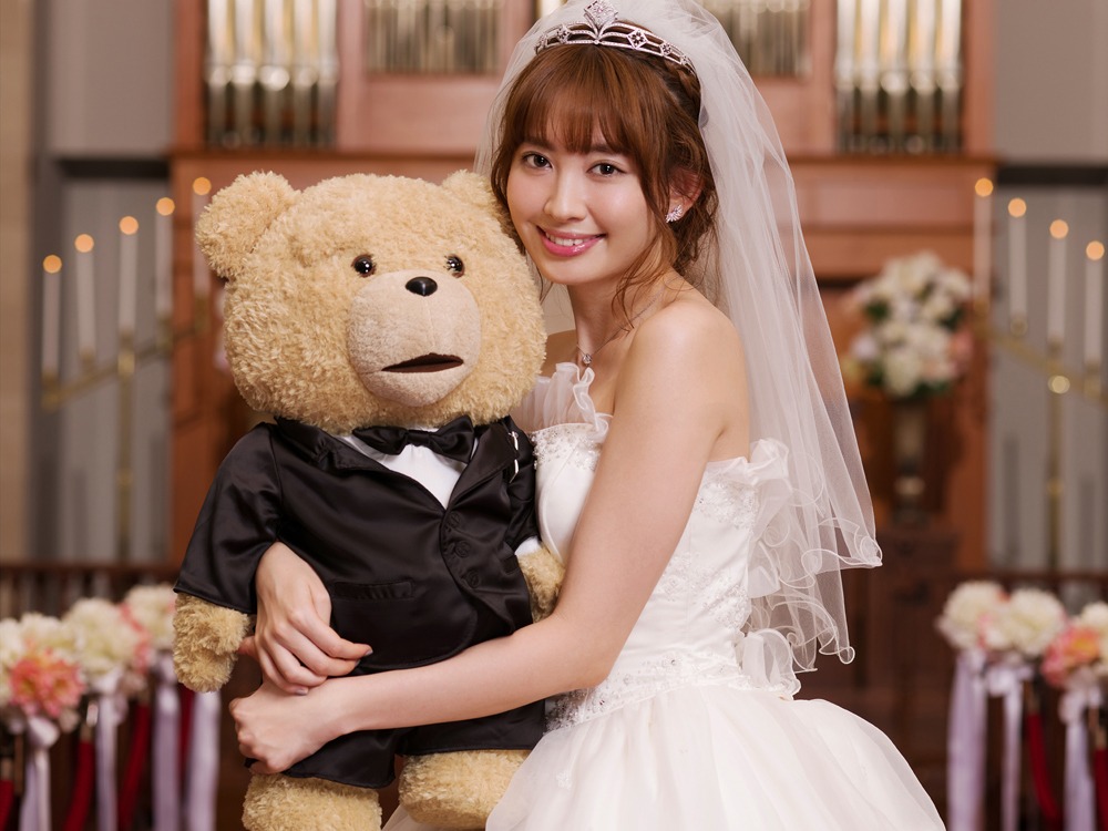 「テッドもふもふファンクラブ」代表に就任した小嶋陽菜。(c)Universal Pictures