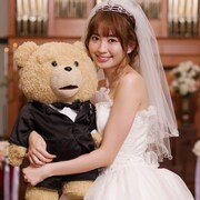 小嶋陽菜が「テッド」ファンクラブ代表に就任、ウエディングドレス姿で熱いハグ