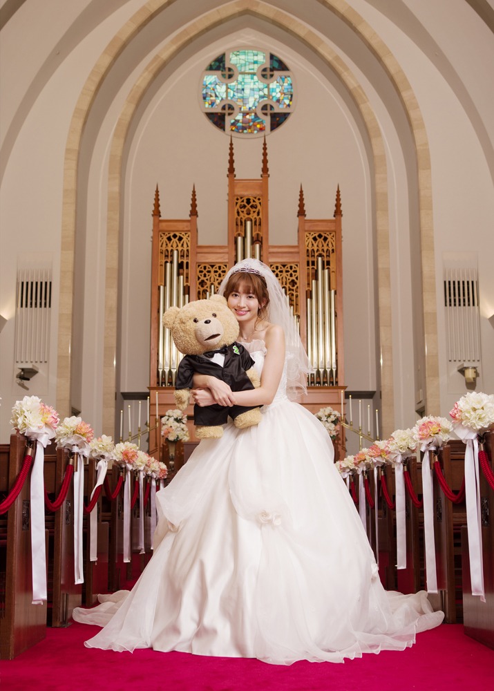 「テッドもふもふファンクラブ」代表に就任した小嶋陽菜。(c)Universal Pictures