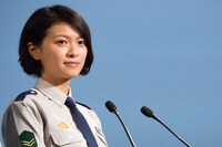 「図書館戦争 THE LAST MISSION」の完成報告会見にて、作品のプレゼンを行った榮倉奈々。