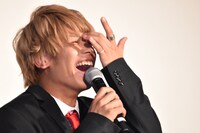 緊張して照れてしまうJUN。