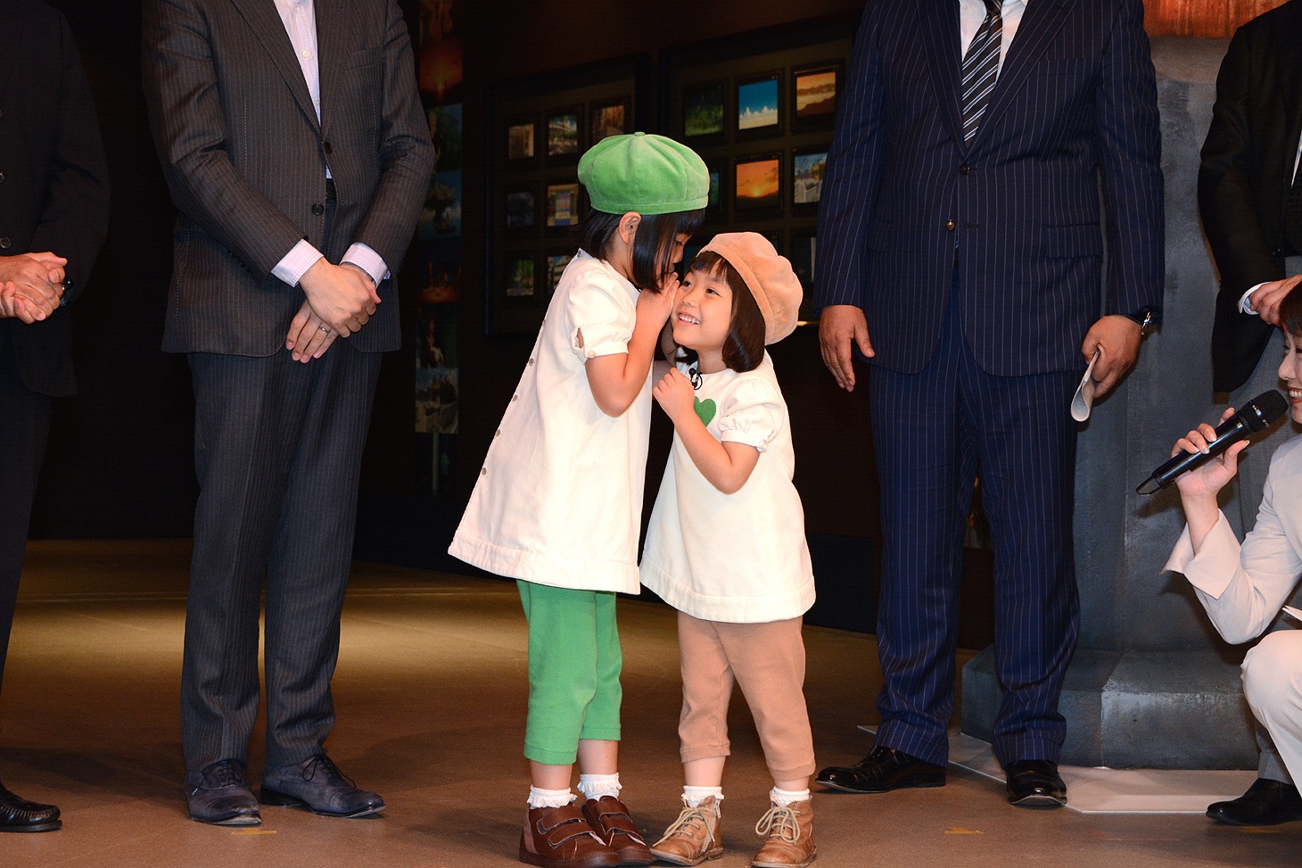 オープニングセレモニーの様子。左から、グリーンダカラちゃん、ムギちゃん。
