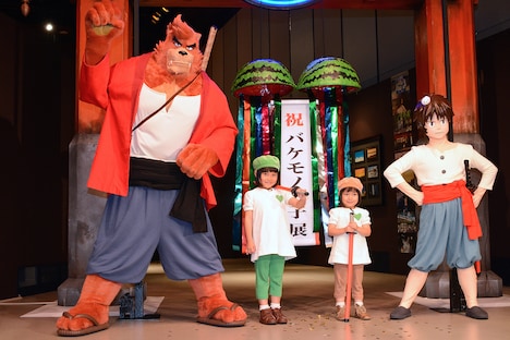 オープニングセレモニーの様子。左から、熊徹、グリーンダカラちゃん、ムギちゃん、九太。