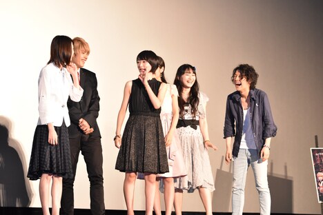 イベント中に映画の看板が倒れ、「霊だ!」とみんなに呼びかける生駒里奈。