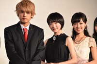 左からJUN、生駒里奈、前田希美。