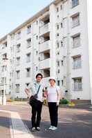 左から「団地」監督の阪本順治、主演の藤山直美。(c)2016「団地」製作委員会