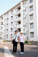 左から「団地」監督の阪本順治、主演の藤山直美。(c)2015「団地」製作委員会