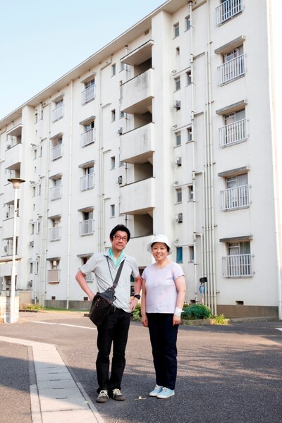 左から「団地」監督の阪本順治、主演の藤山直美。(c)2015「団地」製作委員会