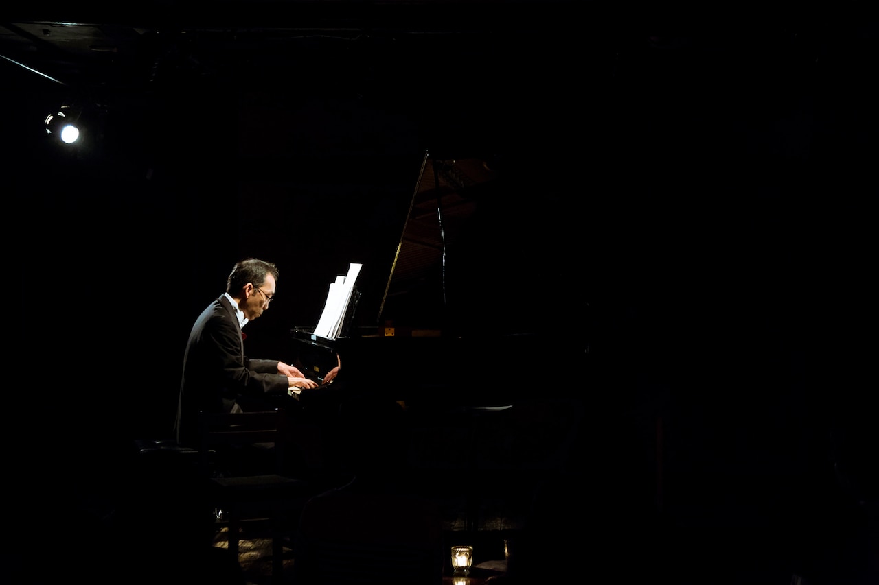 新垣隆がピアノ伴奏、小津安二郎のサイレント映画「浮草物語」上映会を畳の上で