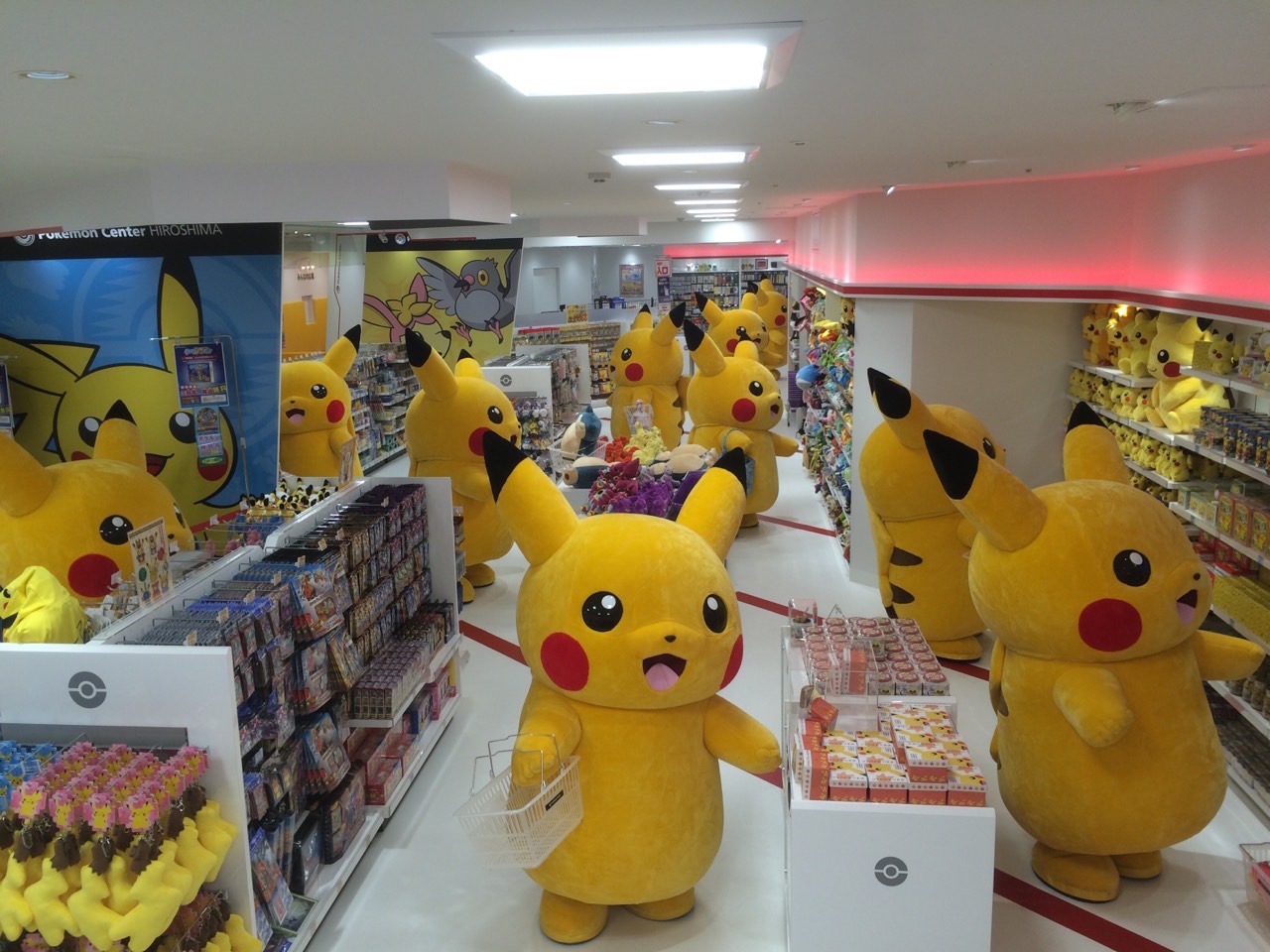 ポケモンセンターヒロシマで買い物を楽しむピカチュウたち。(c)Nintendo・Creatures・GAME FREAK・TV Tokyo・ShoPro・JR Kikaku (c)Pokémon (c)2015 ピカチュウプロジェクト