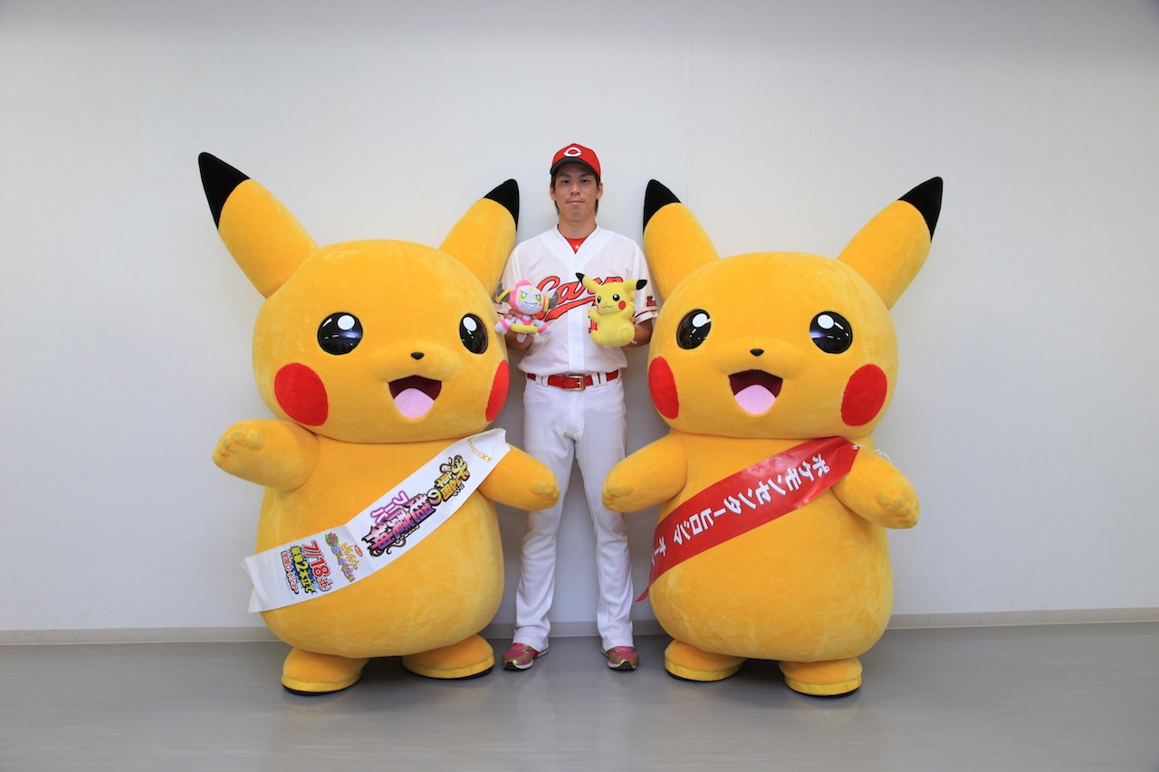 広島東洋カープの投手、前田健太と対面を果たしたピカチュウ。(c)Nintendo・Creatures・GAME FREAK・TV Tokyo・ShoPro・JR Kikaku (c)Pokémon (c)2015 ピカチュウプロジェクト