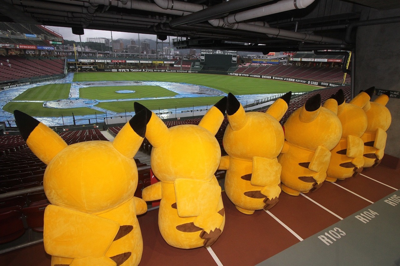 雨天のため試合が中止になり、悲しげにグラウンドを見つめるピカチュウたち。(c)Nintendo・Creatures・GAME FREAK・TV Tokyo・ShoPro・JR Kikaku (c)Pokémon (c)2015 ピカチュウプロジェクト