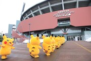 Mazda Zoom-Zoom スタジアム広島に駆け付けるピカチュウたち。(c)Nintendo・Creatures・GAME FREAK・TV Tokyo・ShoPro・JR Kikaku (c)Pokémon (c)2015 ピカチュウプロジェクト