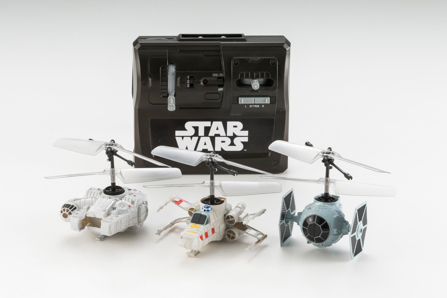 「赤外線コントロール キャラファルコン スター・ウォーズ」のコントローラー、本体集合画像。(c)＆TM Lucasfilm Ltd.
