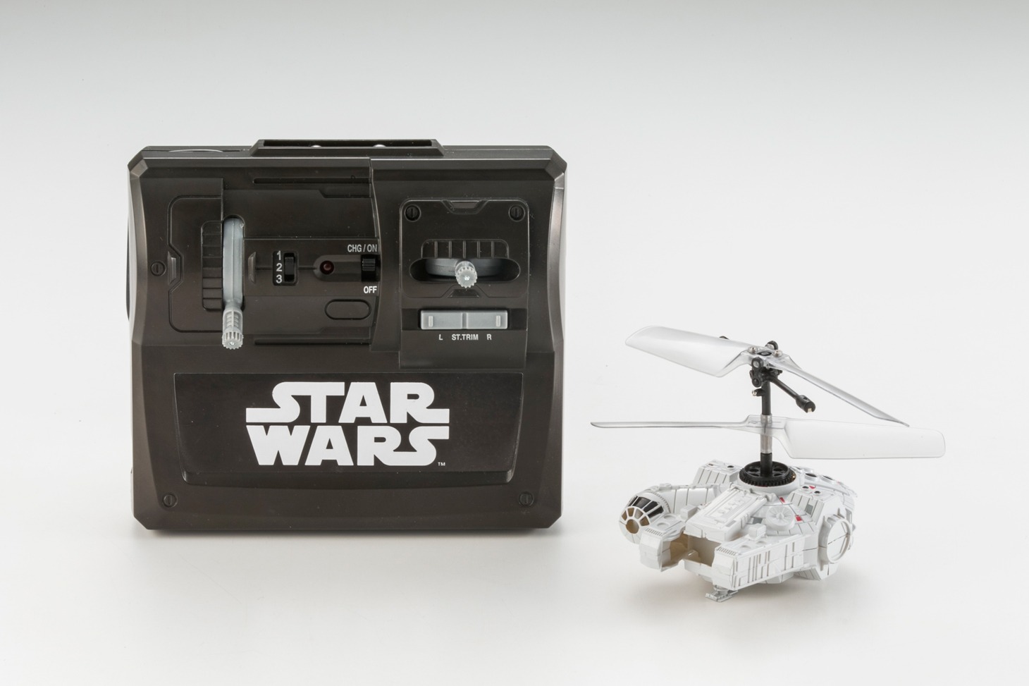 「赤外線コントロール キャラファルコン スター・ウォーズ」のミレニアム・ファルコンとコントローラー。(c)＆TM Lucasfilm Ltd.