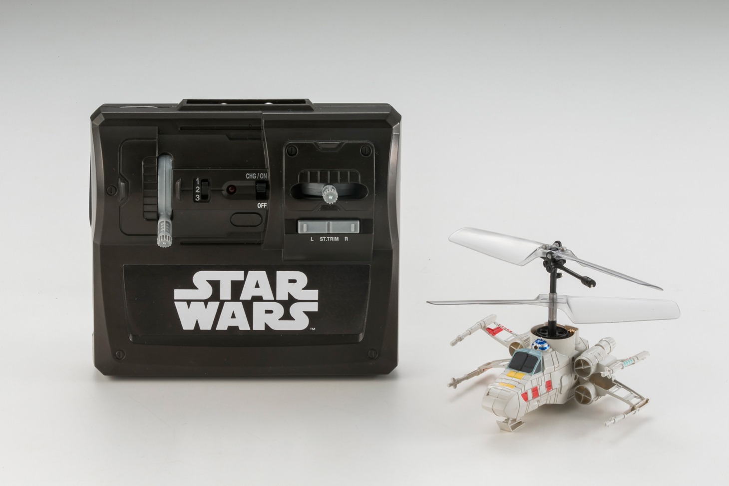 「赤外線コントロール キャラファルコン スター・ウォーズ」のXウイング・スターファイターとコントローラー。(c)＆TM Lucasfilm Ltd.