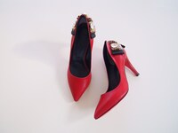 新宿武蔵野館にて展示・抽選でプレゼントされるパンプス。