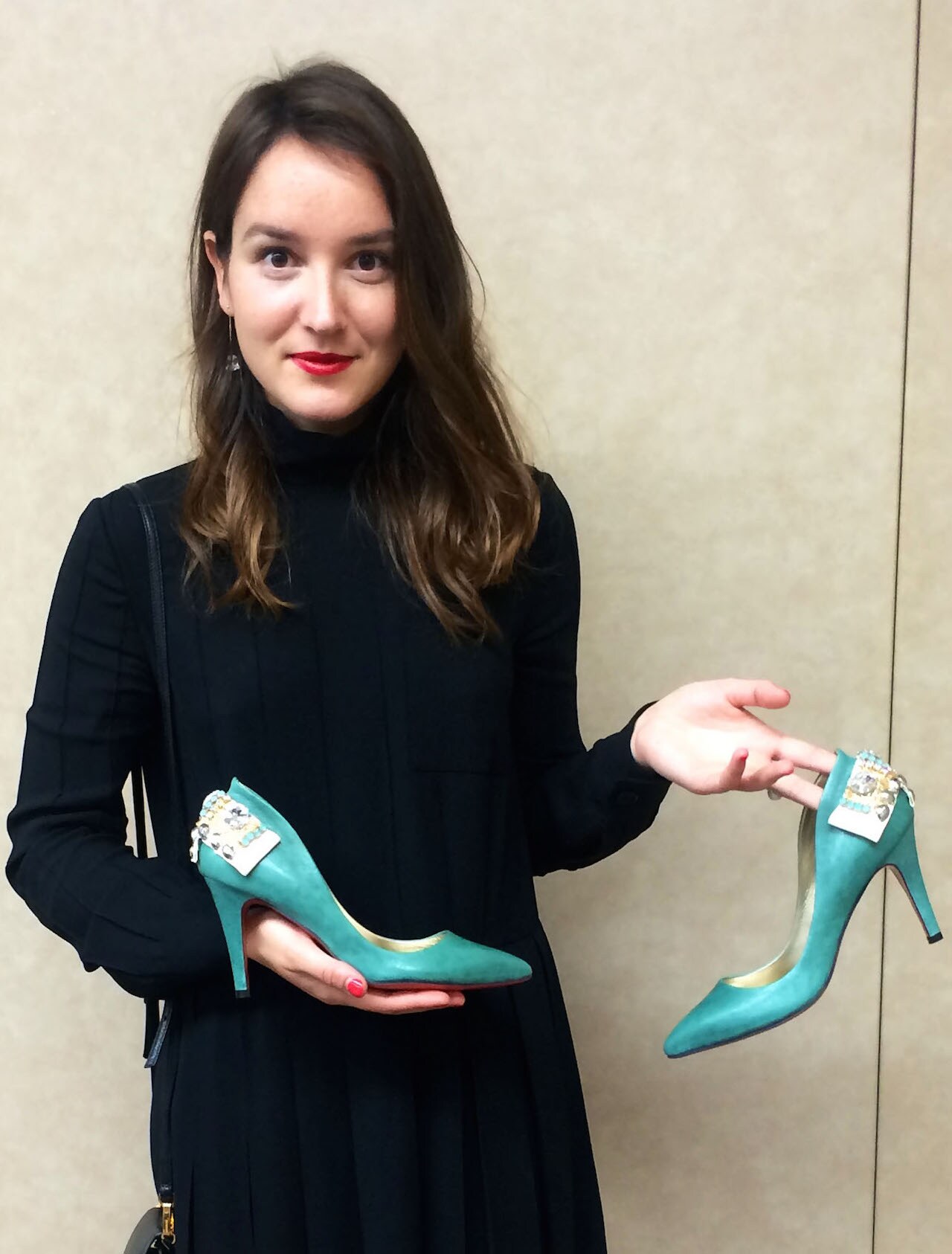 シネスイッチ銀座にて展示・抽選でプレゼントされるパンプスを手にしたアナイス・ドゥムースティエ。