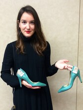 シネスイッチ銀座にて展示・抽選でプレゼントされるパンプスを手にしたアナイス・ドゥムースティエ。