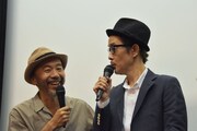 左から塚本晋也、リリー・フランキー。ヴェネツィア国際映画祭や沖縄ロケの思い出を楽しそうに話す2人。