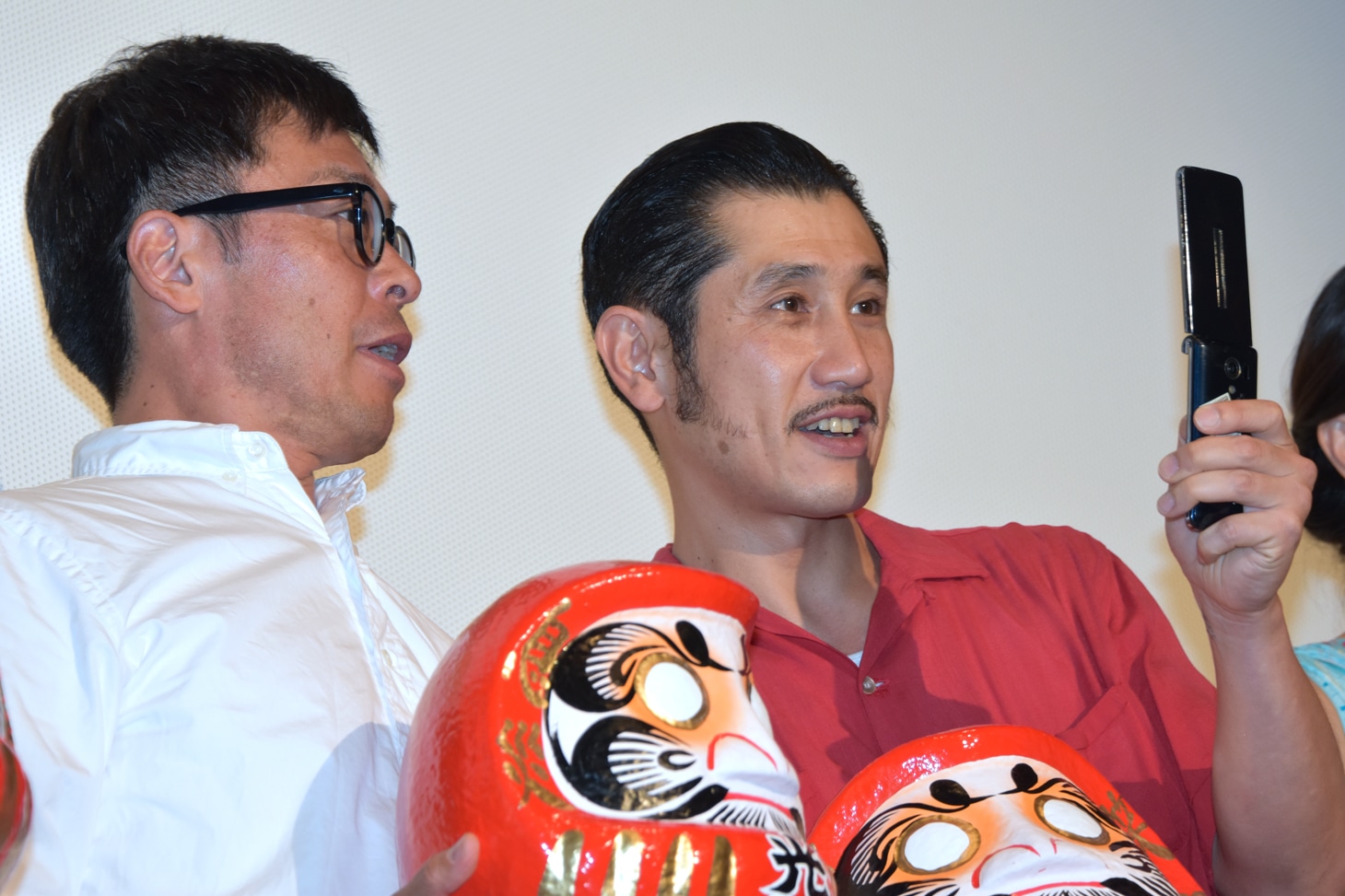 満員の客席を撮影する渋川清彦と光石研。