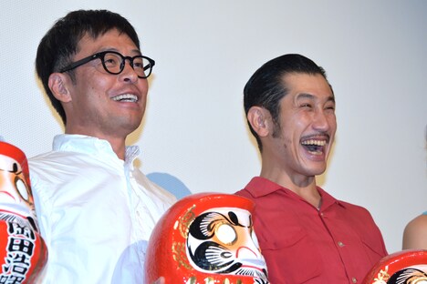 いい笑顔を見せる渋川清彦と光石研。